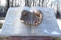 Памятник жертвам бесланской трагедии на Мемориале Славы